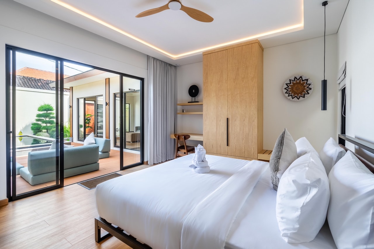 The deluxe pool view bedroom: king-size bed, wardrobe and the doors to the deck