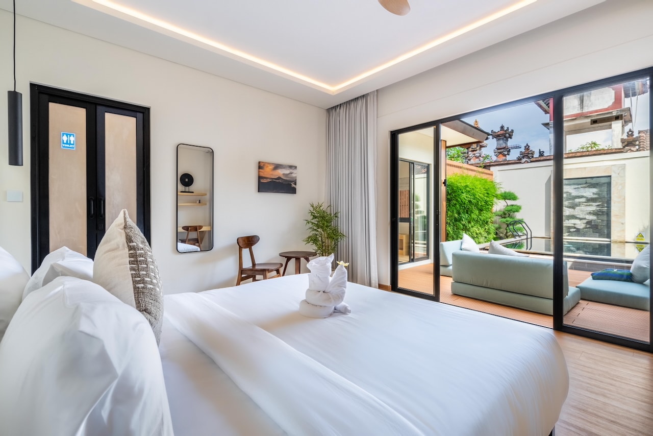 King-size bedroom with private pool view from the bed