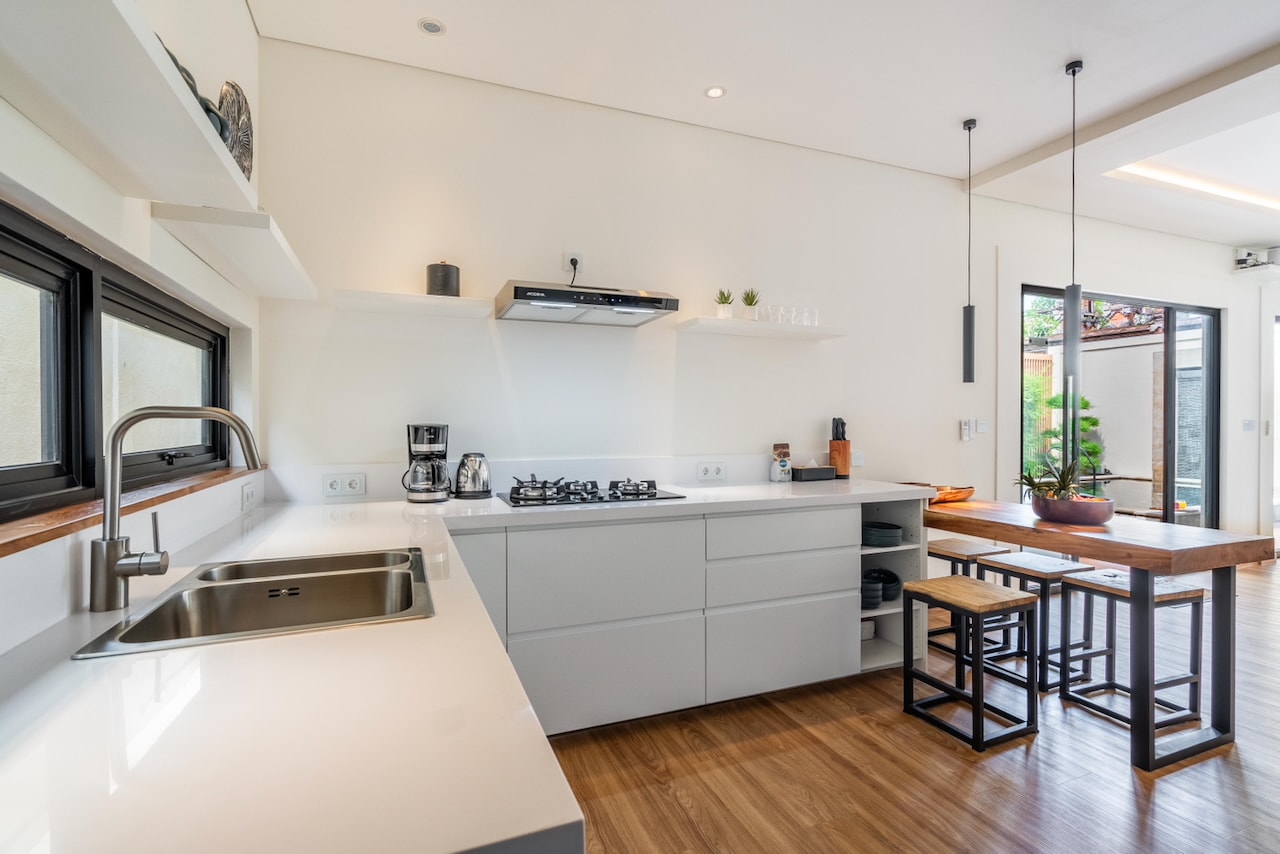 The L-shaped kitchen with gas hob and island