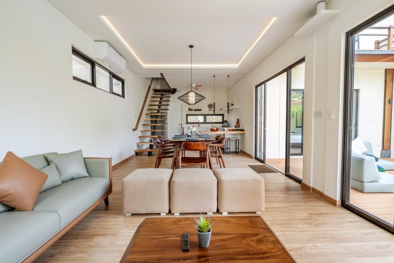 Down the axis: lounge, dining table and the stair