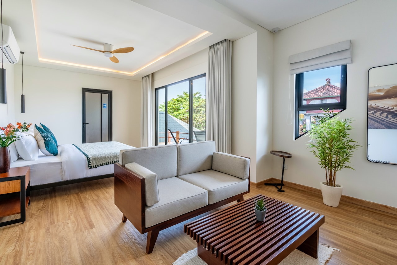 The private sitting lounge beside the master bed