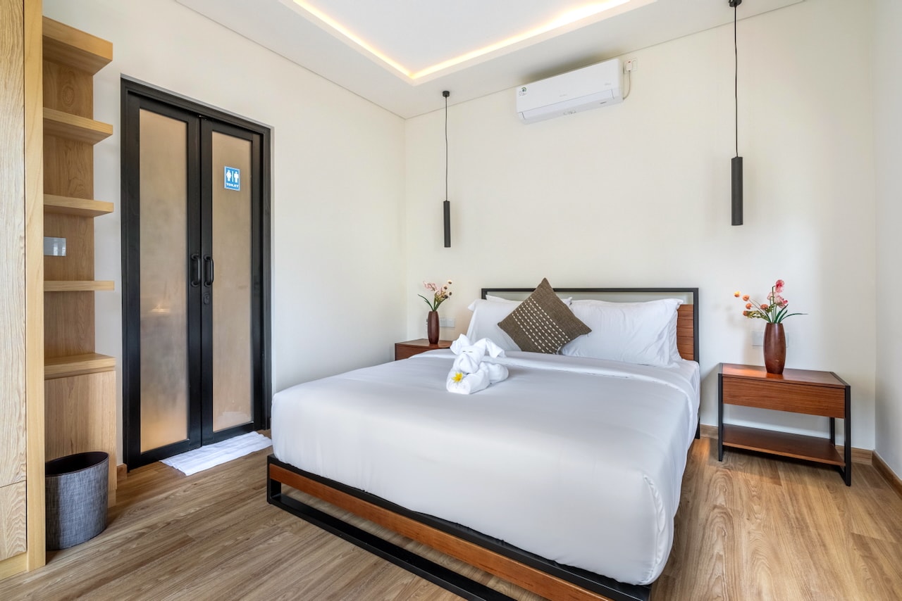 Queen bedroom opening directly onto the timber deck